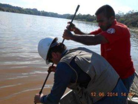 Pesquisadores coletando dados no Rio Ribeira de Iguape